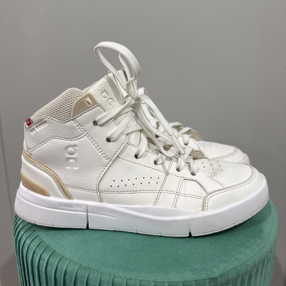 On The Roger Clubhouse Mid 2 Womens White Savannah Leather Sneakers 3WD11151533